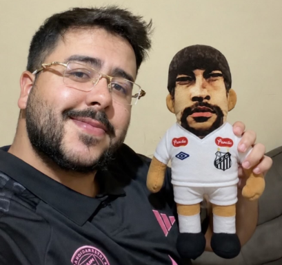 Foto do boneco Neverdatchi, meme do Neymar, segurado por um fã